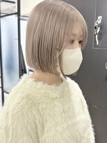 ベモ(NVEMO) ホワイトブロンドミルクティーホワイトグレージュショートボブ