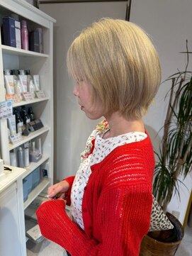 スペックホルダーミミ(Spec Holder mimi) 丸みシルエットのブロンドショート