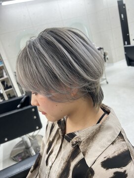 サイ(PSY) バレイヤージュ/シャドールーツ/ショート/グレー／シルバー/池袋