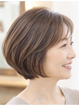 ヘアーリゾートフェニックス ナチュラル米カラー　ショートボブ