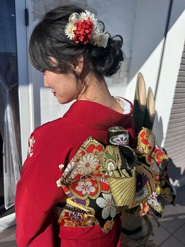 コジック ヘアアンドアイ(Cogic hair & eye) 成人式ヘアセット 華やかルーズアップヘア造花赤 和装着物