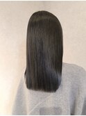 大人っぽさを引き立てるブルーブラックカラー