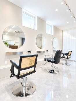 シャラ美容室の写真/【担当スタッフが最後まで施術】途中で入れ替わらない安心感が◎地域密着型で、お客様の好みを完全把握♪