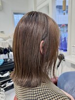 ユーアンドアイ(you & i)&nbsp;ブリーチなしのオリーブベージュ｜可愛い肩下の外はねボブ