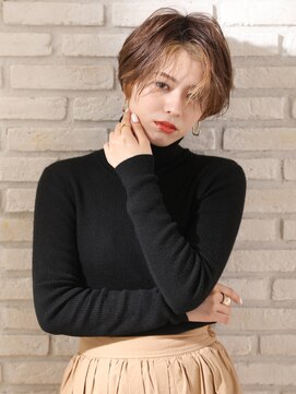 ビィシャイン 社店 長め前髪のショート