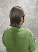 ダブルカラーでも艶感重視・ベージュブラウンのミニボブスタイル