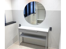 エル(elu)の雰囲気（グレーを基調とした空間で、かわいい丸鏡のお席です♪）