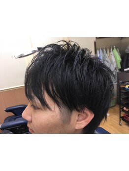 ビジネスマン必見！イオンモール甲府昭和から車で5分の好立地。あなたのスタイルを引き立てるカットを提供