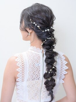 お出かけやパーティーにもお好きなアレンジで洗練されたスタイルに♪特別な一日を彩るヘアセットをご提供！