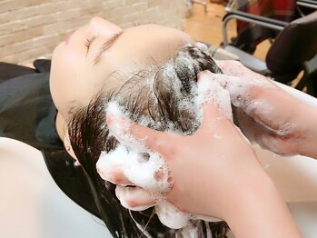 フラッグ(flag hair relaxation)の写真/【大人気*カット＋高濃度炭酸クレンジング￥6270→￥4620】頭皮汚れを除去＊血行を促進し健やかな髪へ