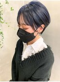 前下がりショート、耳かけショート、ネイビーカラー、ブリーチ