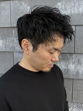 ヒュイル バイ ニアウ(Hwyl by Niau) MEN’S HAIR/サーフカール/刈り上げセンターパート/伊勢崎