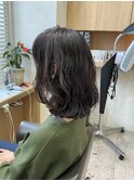 カットはワンレンスタイル カラーはブラウン 