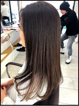 メタ(META) カット＋シルクリッチカラ―（VERYモデル滝沢眞規子さん）の髪色