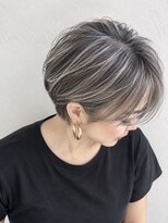 ウル(ulu)&nbsp;大人かっこいい　ハンサムショート　白髪ぼかしハイライト