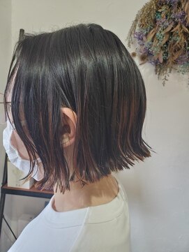 ロウスリー(Lowsly) 外ハネ切りっぱなしボブ