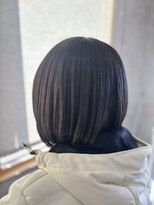 イル(iru)&nbsp;暗髪×シルバーブルーハイライト×前下がりボブ