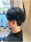 ツイストスパイラルパーマ×センターパート×刈り上げ