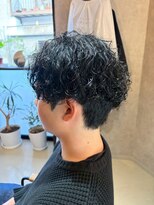 トニコ(toniko)&nbsp;ツイストスパイラルパーマ×センターパート×刈り上げ