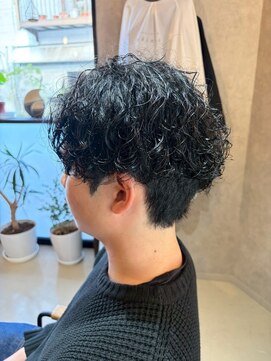 トニコ(toniko) ツイストスパイラルパーマ×センターパート×刈り上げ