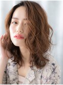外国人風かき上げ前髪グラマラスカールセミディb古河30代40代