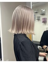5324ミルクティーアッシュハイトーンカラー切りっぱなしボブ