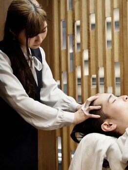 ヒロギンザ 銀座本店(HIRO GINZA)の写真/【最終受付20時30分/個室】メンズもヘッドスパで頭皮ケアが常識。癒されながら漢磨きのご褒美時間[理容室］