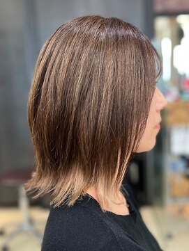 ヘアークリアー 蕨 ミルクティーベージュの大人可愛い外ハネミディ