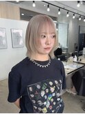 大人可愛いホワイトベージュレイヤーカット×顔周り小顔