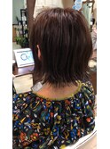 ナチュラルなハイライトを入れたオトナ外はねボブ