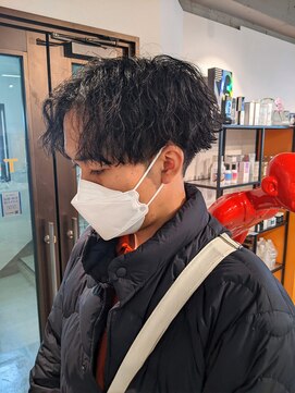 コワファーストナガサキシャンプーボーイ(COIFF1RST NAGASAKI SHAMPOO BOY) センターパート×ツイストスパイラルパーマ