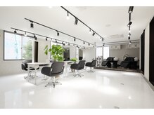 ◯モノトーン調の落ち着いた店内◯　（春日部/髪質改善/インナーカラー/ハイライト/白髪ぼかし）