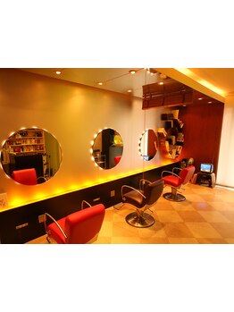 初めてのサロンは緊張する…というメンズにも！気さくなスタッフが心地よい空間でお待ちしております♪