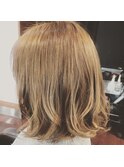 明るめカラーの切りっぱなしボブ