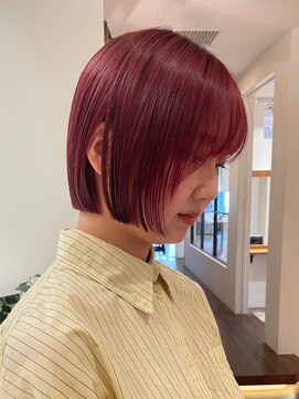 ローネス(LONESS) コンパクトなぷつっとボブはビビットなカラーとの相性も抜群◎