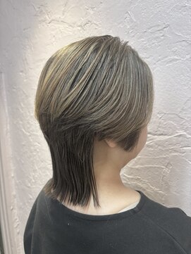 白髪ぼかしハイライト×ウルフカット【西武新宿駅】【駅近】