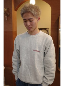 エディ(Edy) スパイキーショート刈り上げ抜きっぱなしブロンド眉毛カット