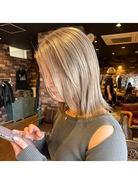 レオクマ(REOKUMA) ミルクティー/ブリーチ/ハイトーン/切りっぱなしボブ