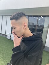 ドッグス 柏(Dawgs)&nbsp;フェザーパーマ　サーフカール　刈り上げセンターパート