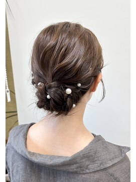 ヘアーボー ラーラ(hairbeau L'ala) ルーズ目シニヨン