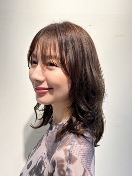 エアー 銀座タワー(AIR) ふんわりミディアム　伸ばしかけ　グレージュ