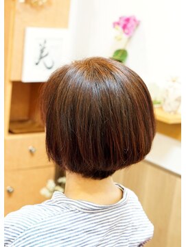 シャイニーソルン 広がる髪の毛をアイロン無しで扱いやすくなるように先回りカット