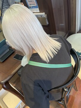 ヘアークリアー 草加 切りっぱなしBobスタイル／ホワイトブロンドカラー
