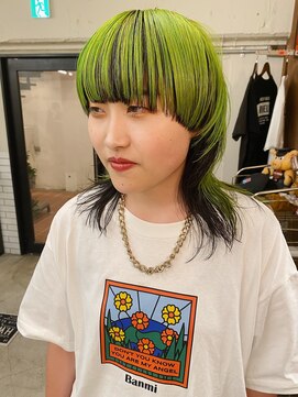 フィーネ つくば(Fi-Ne) ネオングリーン　マッシュウルフ　ウルフカット　ダブルカラー