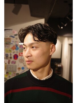 ツーエイチ 新宿(2H) 新宿/ショートセンターパート/テーパーフェード