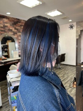 ヘアー リードレス(hair Re:dress) ブルー×ブラックおしゃれメッシュ切りっぱなしミディ