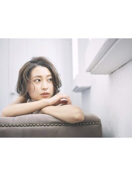 お洒落を楽しみたい大人女性へのグレイカラーはお任せ！大人女性の魅力を引き出す、ワンランク上の髪色へ―