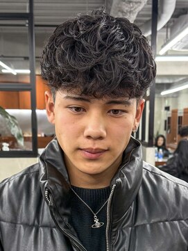 ニコ トウキョウ ロジック(nico TOKYO Logic) スペインカールホワイトメッシュフェードメンズ髪型短髪