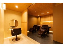 癒髪(yukami)の雰囲気(離れの施術席とシャンプー台)