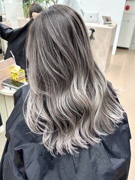 ヌエン 渋谷(NU/EN) 冬アッシュグレー/バレイヤージュ/ハイライトカラー/海外ガール